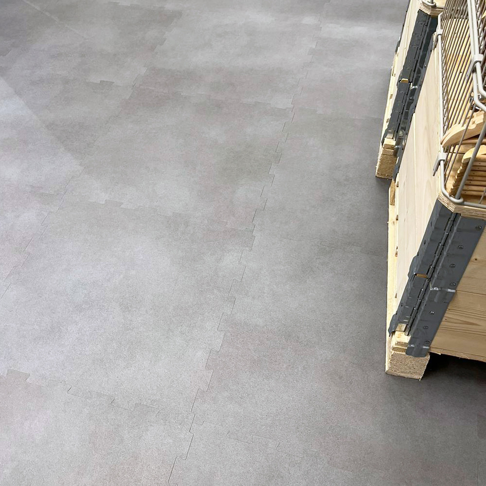 Ett enkelt och snabbt sätt att lägga nytt golv i butiker som fortfarande kan hålla öppet